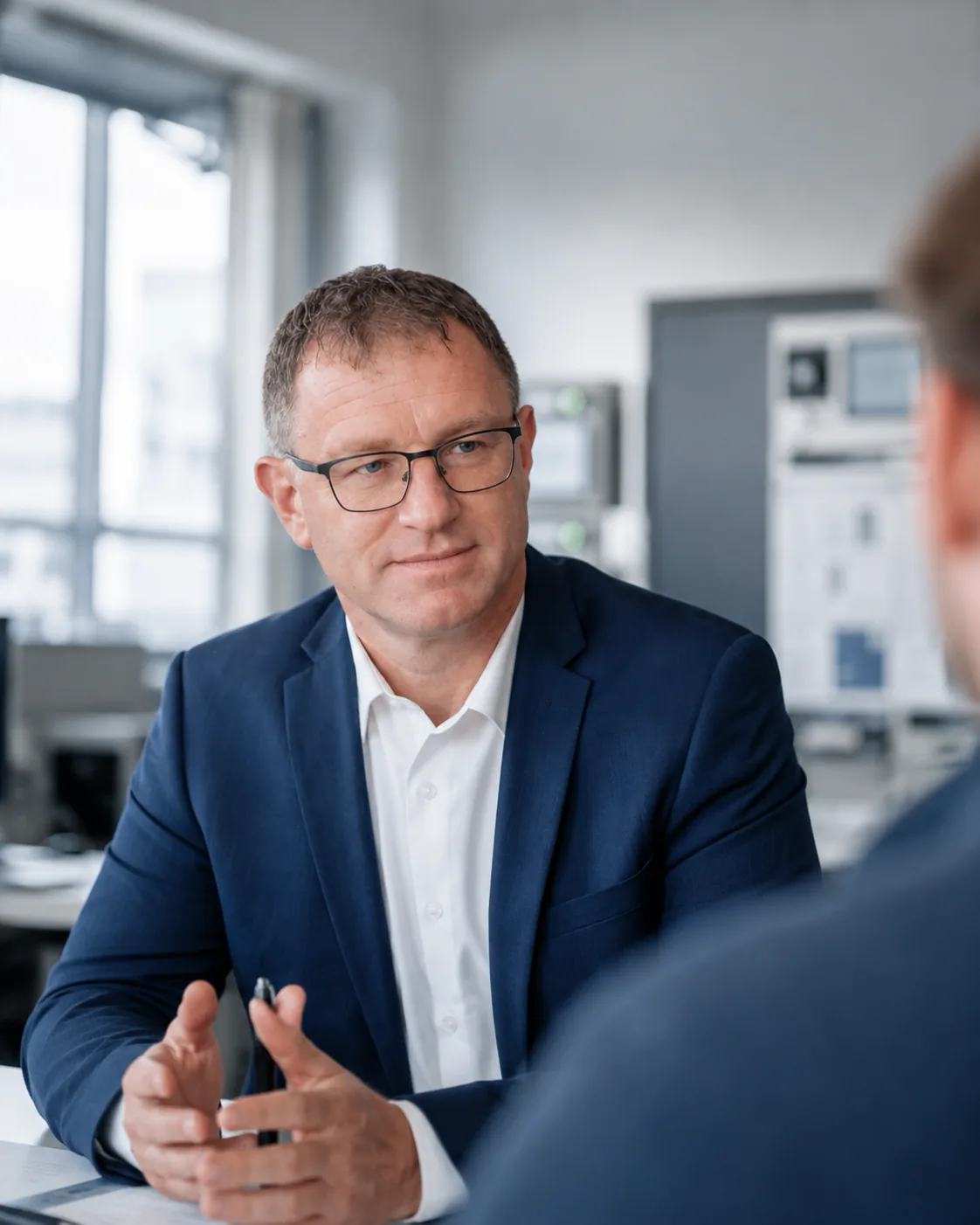 Porträt des Geschäftsführers im Gespräch.
